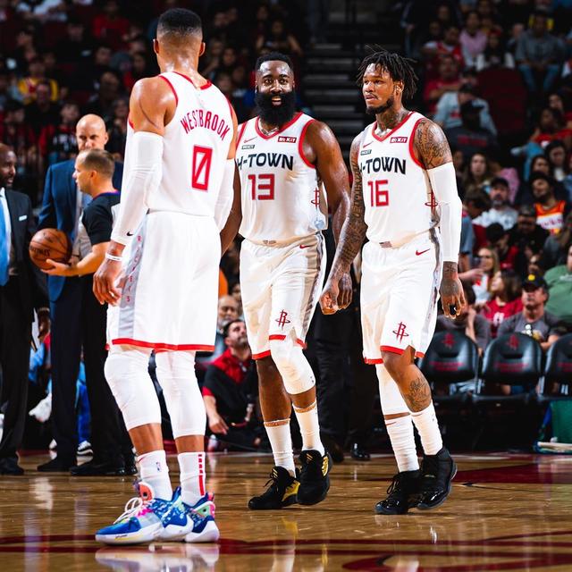 EDG赛前返图：赛前聚餐